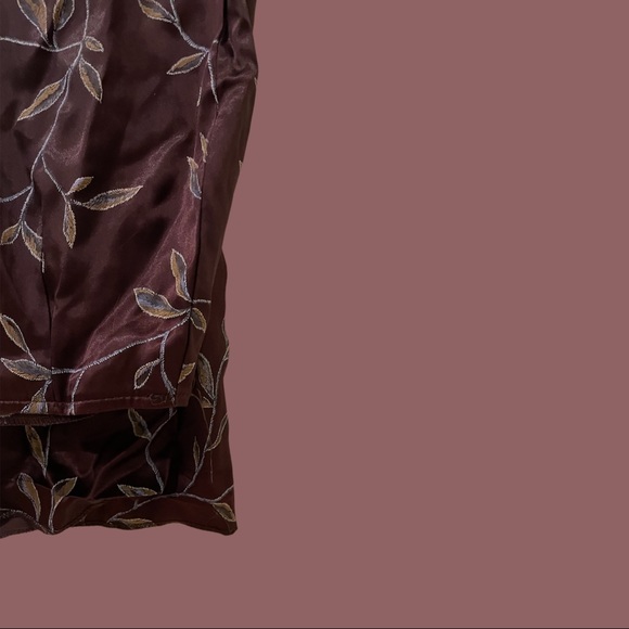Satin skirt with leaf design - Picture 3 of 3